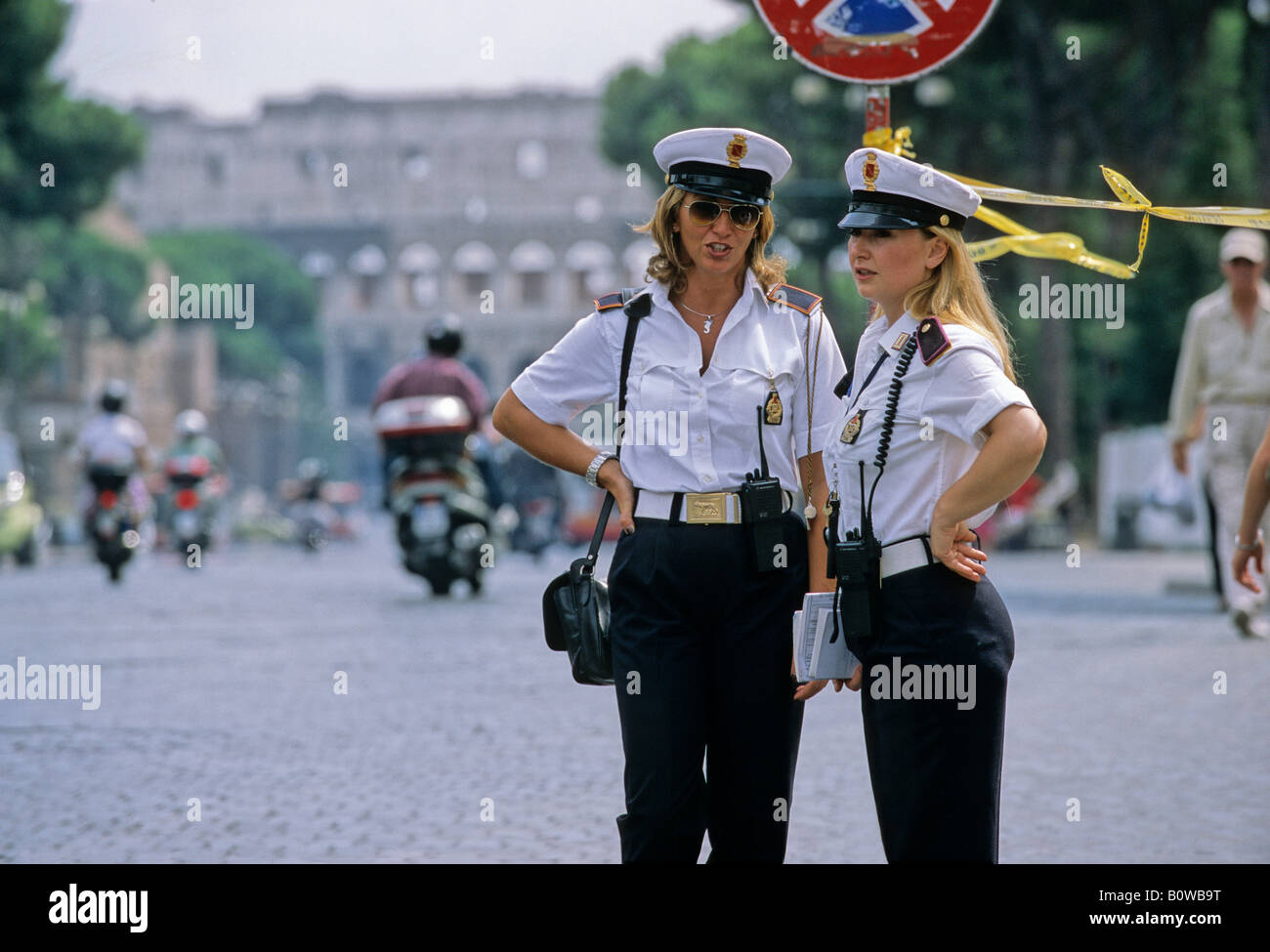 Deux femmes officiers de police, Via dei Fori Imperiali, Rome, Latium, Italie Banque D'Images