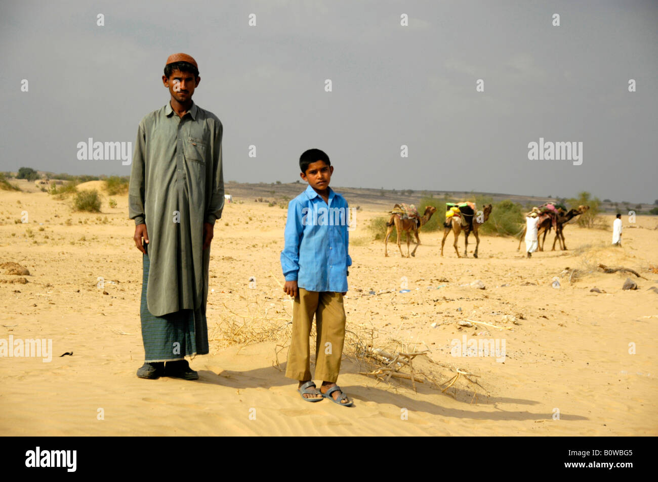 Deux jeunes hommes indiens debout dans le désert du Thar près de Jaisalmer, Rajasthan, India Banque D'Images