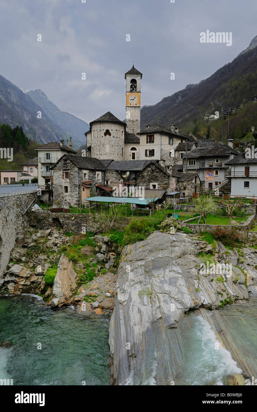 Village de montagne de Lavertezzo dans la vallée Valle Verzasca, Tessin, Suisse, Europe Banque D'Images