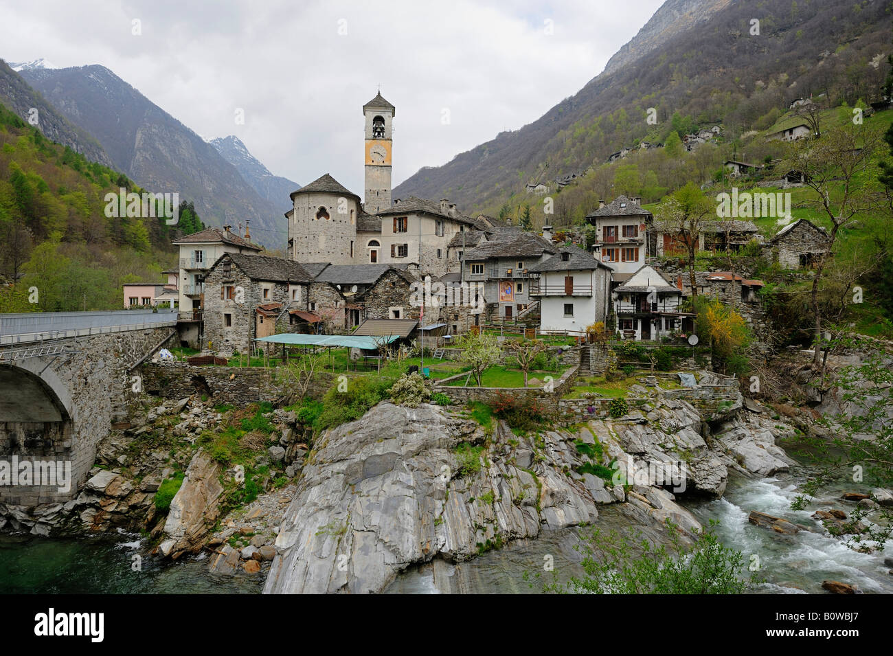 Village de montagne de Lavertezzo dans la vallée Valle Verzasca, Tessin, Suisse, Europe Banque D'Images