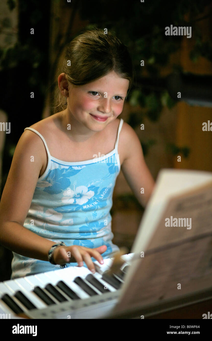 Jeune fille jouant du piano Banque D'Images