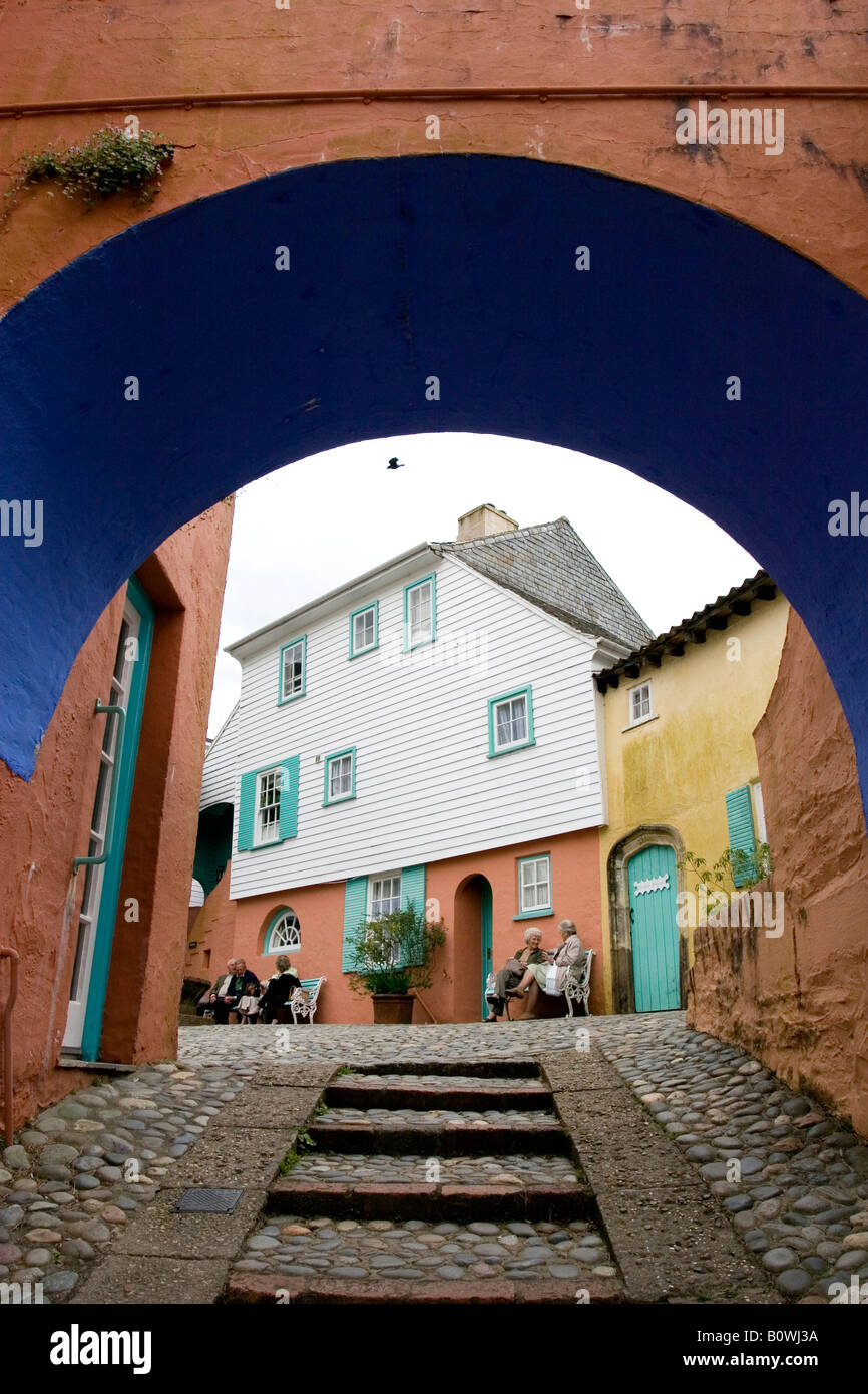 Les touristes à la place de la batterie dans Portmeirion village modèle italianisant conçue par l'architecte Sir Clough Williams-Ellis Gwynedd Banque D'Images