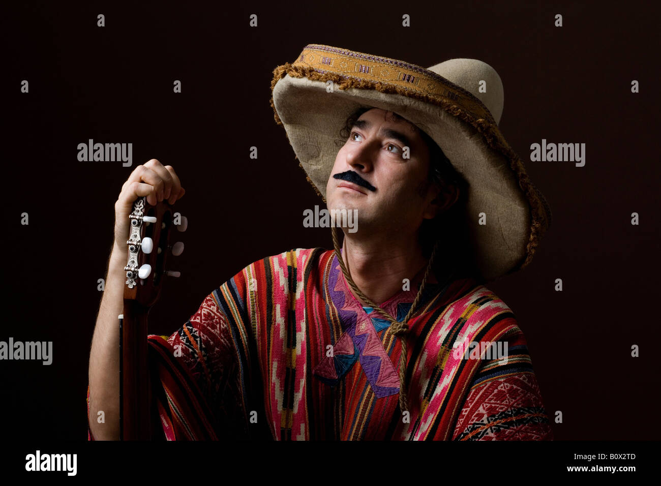 Les stéréotypes homme mexicain regardant au loin dans l'espace avec une expression rêveuse Banque D'Images
