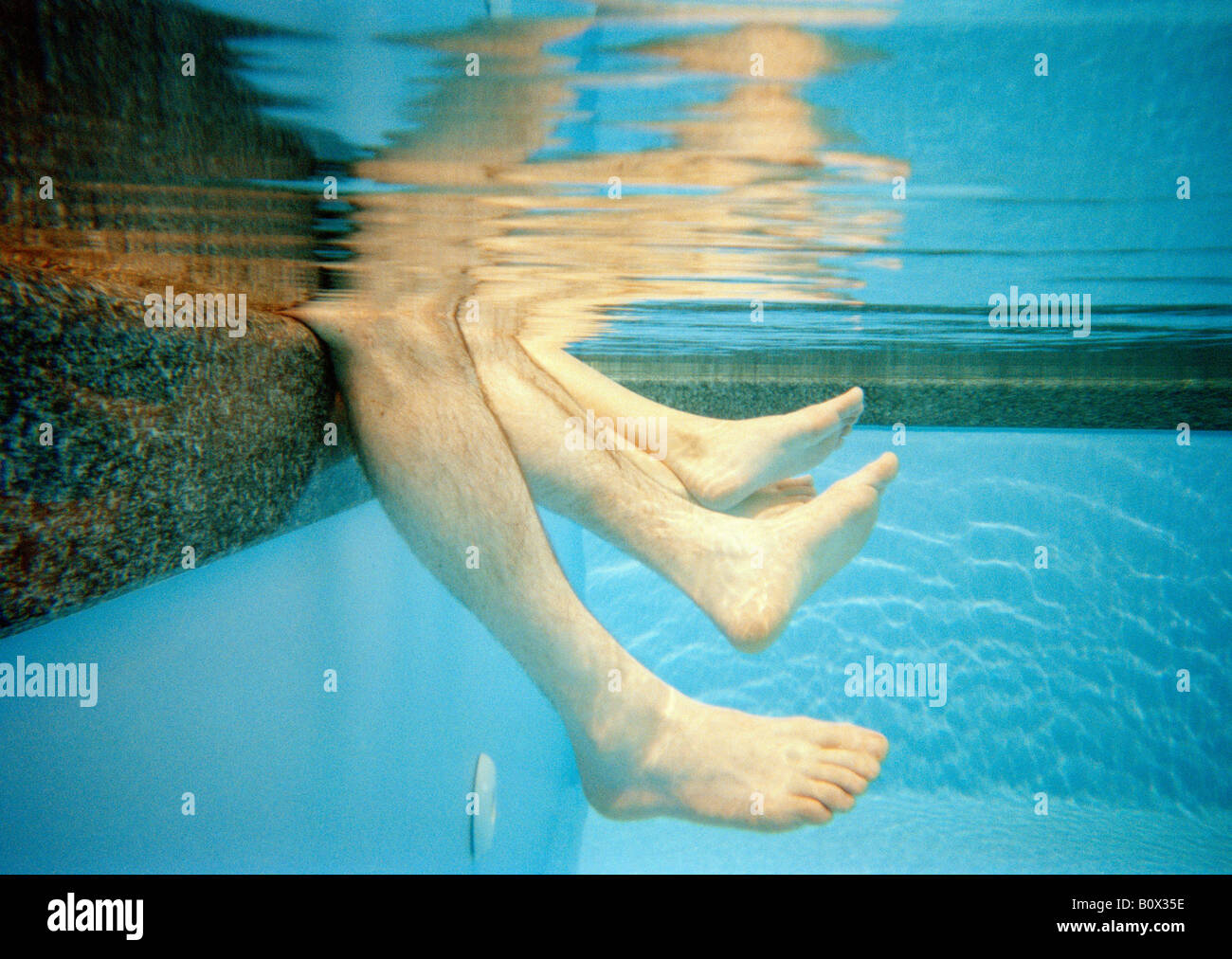 Les quatre jambes sous l'eau dans une piscine Banque D'Images