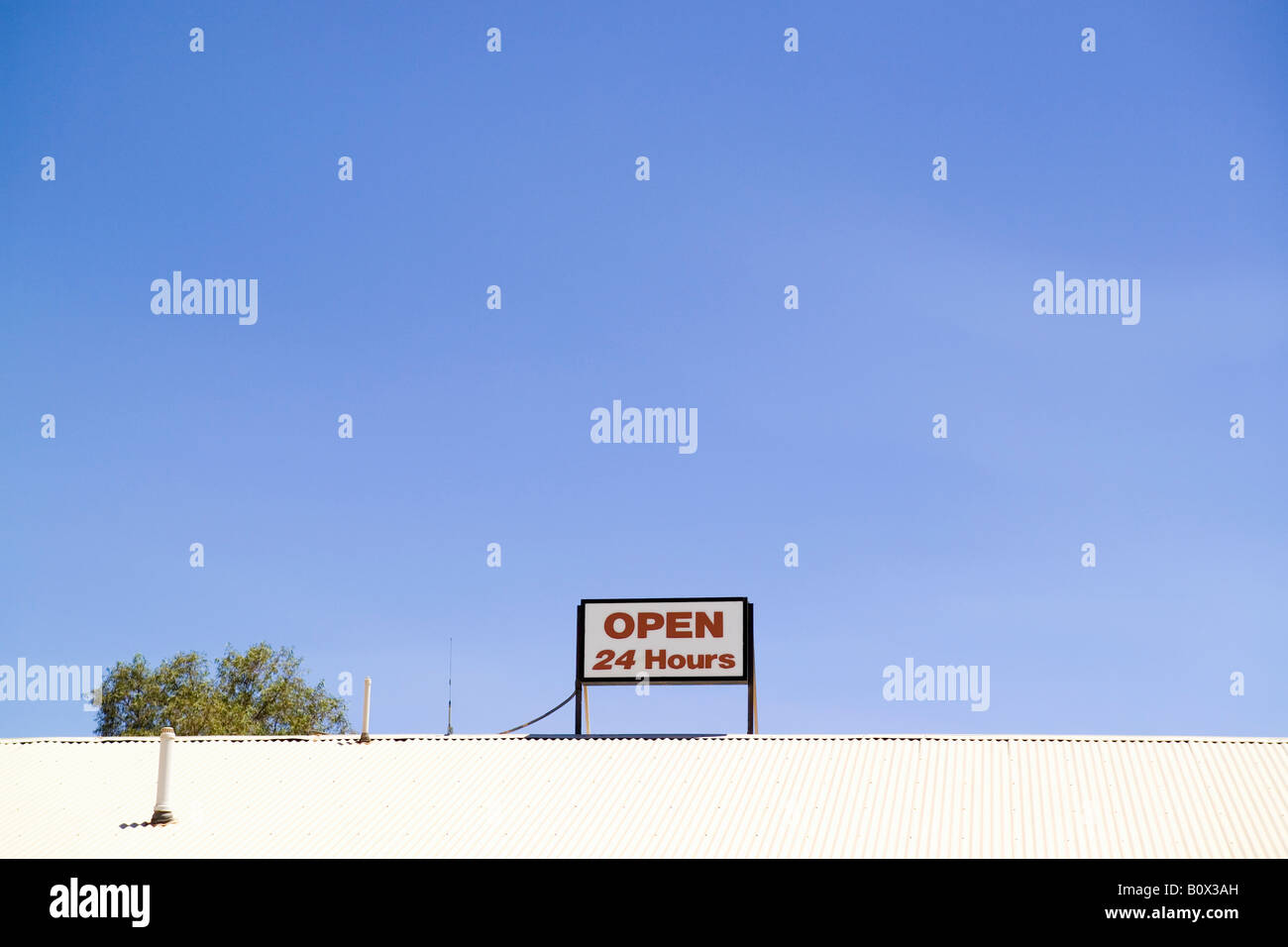 'Ouvert 24 heures' en haut d'un toit Banque D'Images