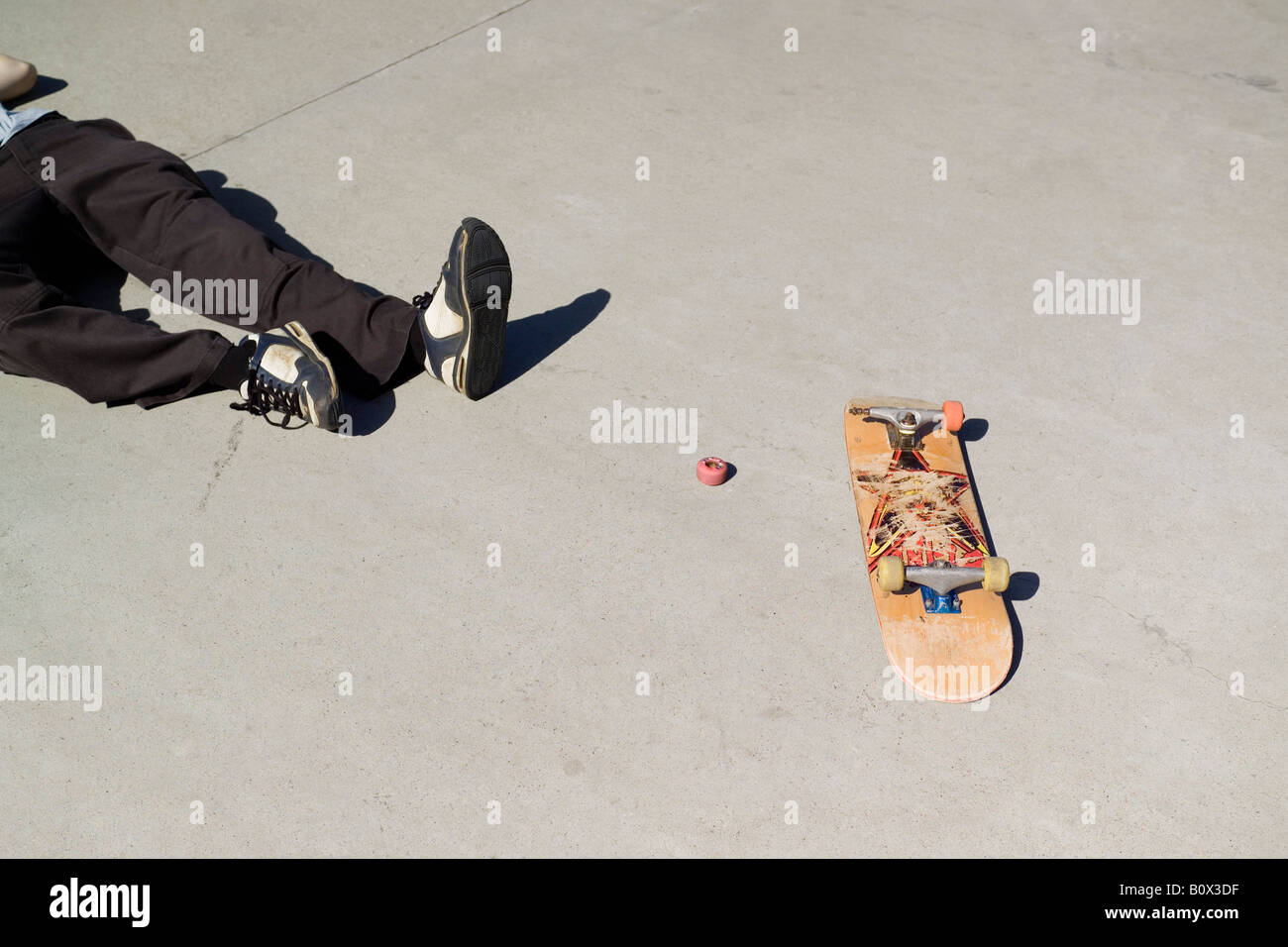 Skateboard accident Banque de photographies et d'images à haute résolution  - Alamy