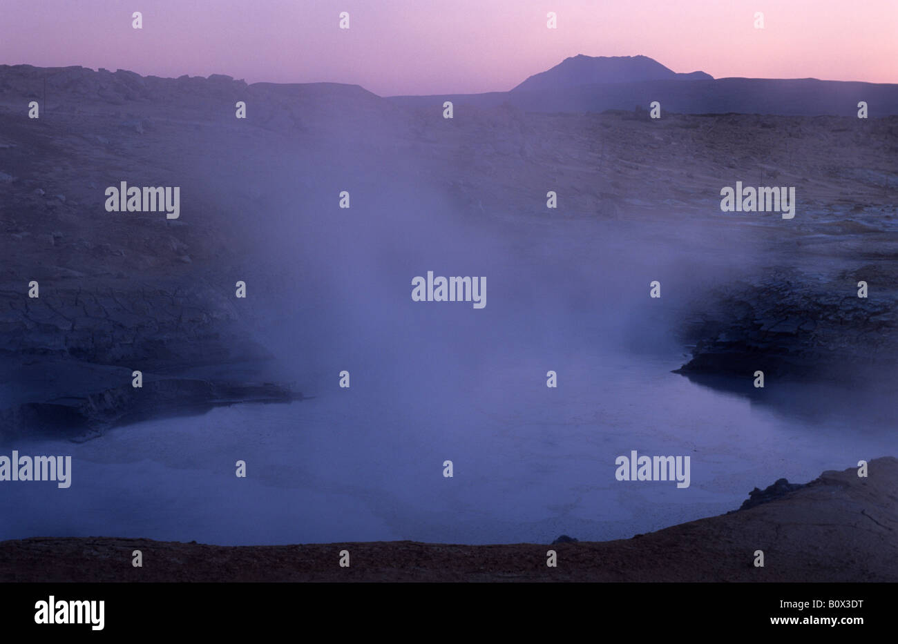 Pôle de l'eau chaude géothermique près de volcano, Islande Banque D'Images