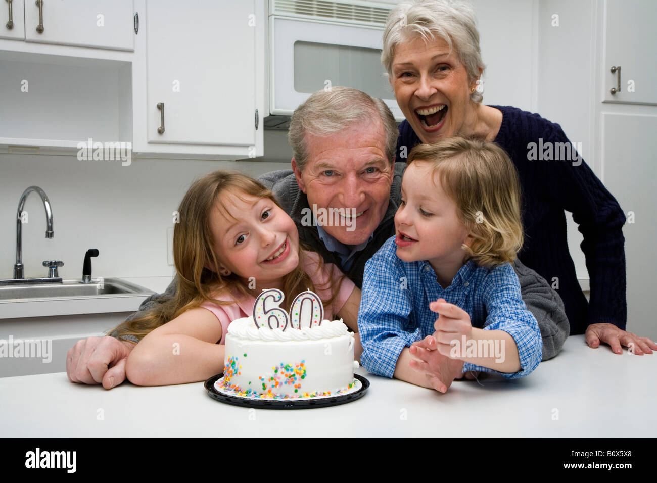 Les grands-parents et petits-enfants fêter un anniversaire Banque D'Images