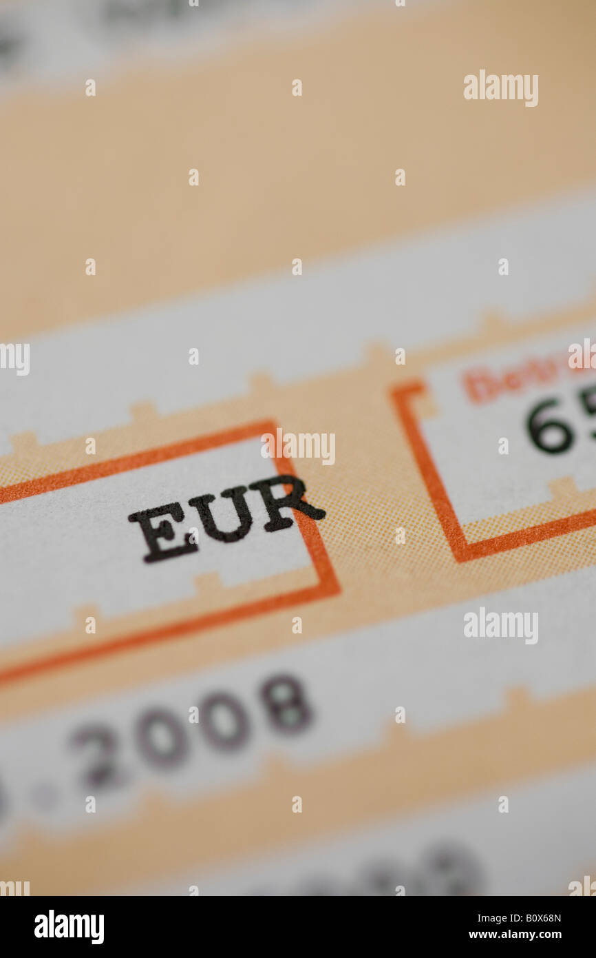 Close up d'un formulaire avec version abrégée de "euro" tapé sur elle Banque D'Images