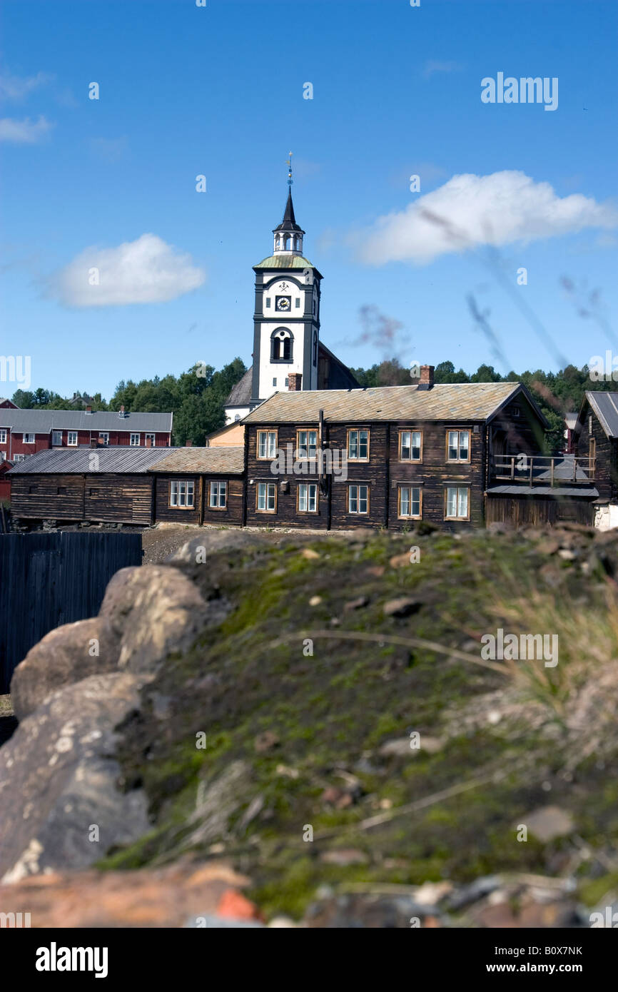 Donnant sur l'église de bâtiments anciens dans la ville de Røros, une ancienne ville minière (cuivre), classé Patrimoine Mondial par l'UNESCO Banque D'Images