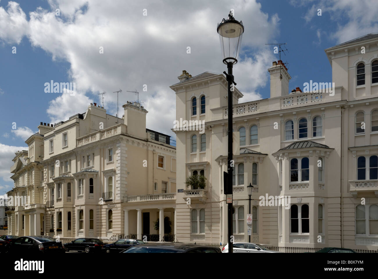 Maisons et voitures sur 'Kensington Park Road', Londres W11 Banque D'Images