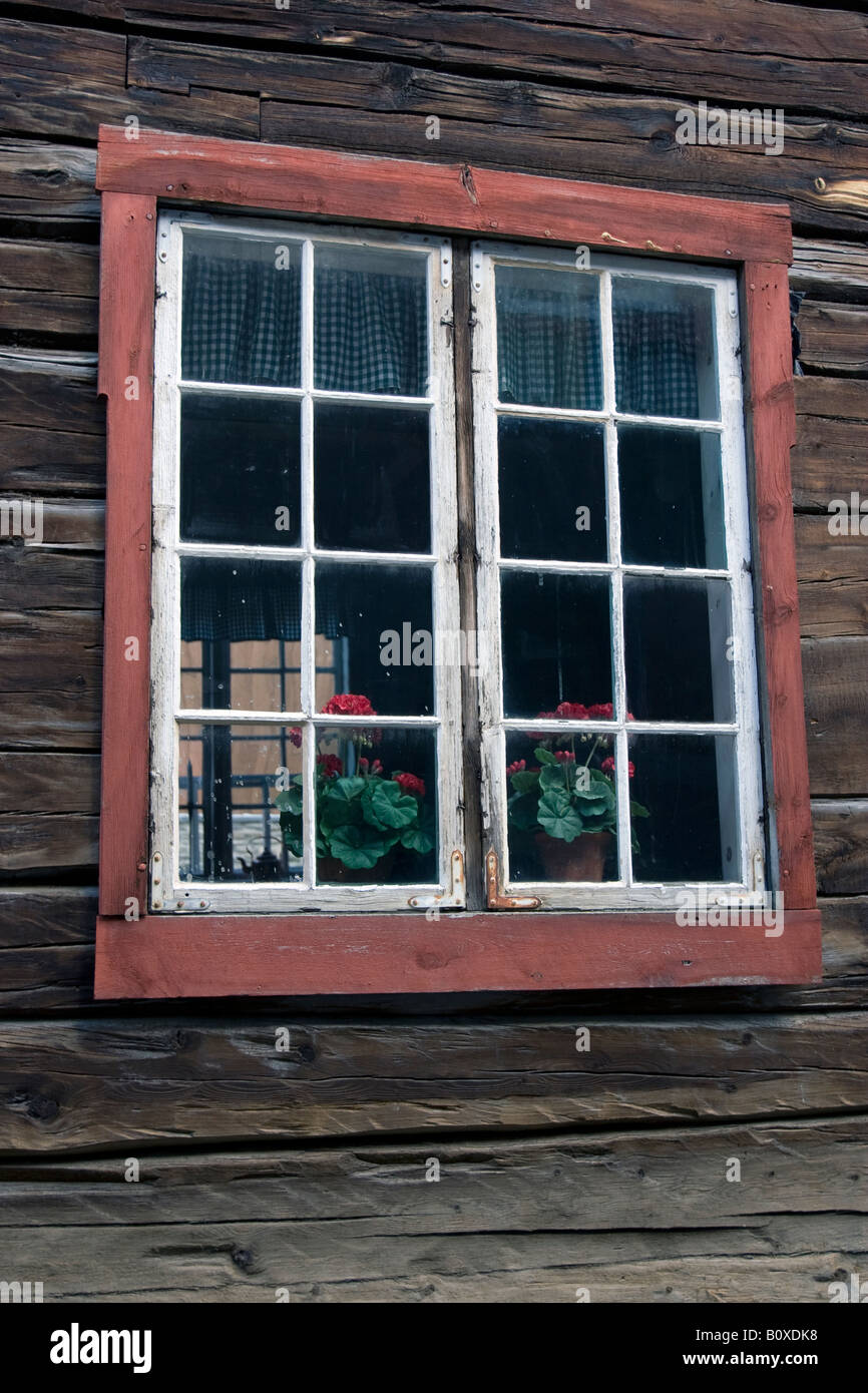 Vieille fenêtre dans la ville de Røros, une ancienne ville minière (cuivre), classé Patrimoine Mondial par l'UNESCO Banque D'Images