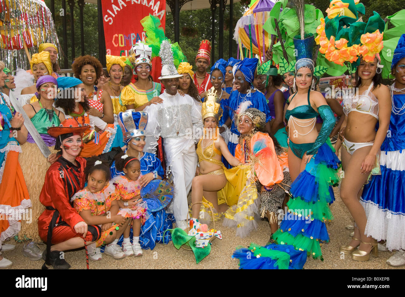 Conga cubaine Groupe de danse de Cuba Carnaval de Londres. Danseurs en costumes d'Orishas afro