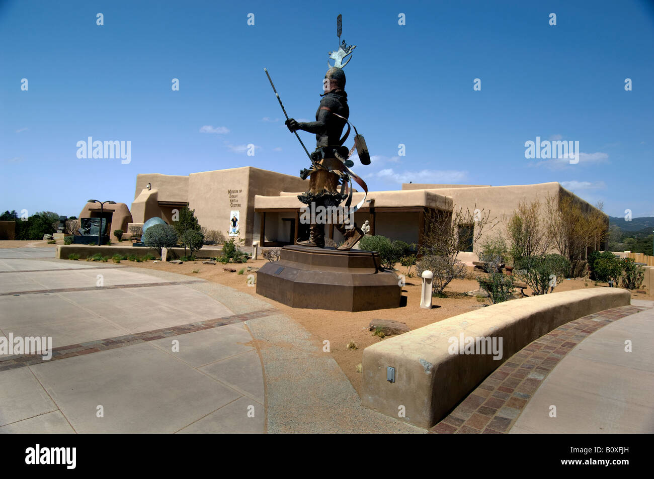 Museum of Indian Arts and Culture Santa Fe New Mexico et statue d'un Apache Mountain Spirit Dancer Banque D'Images