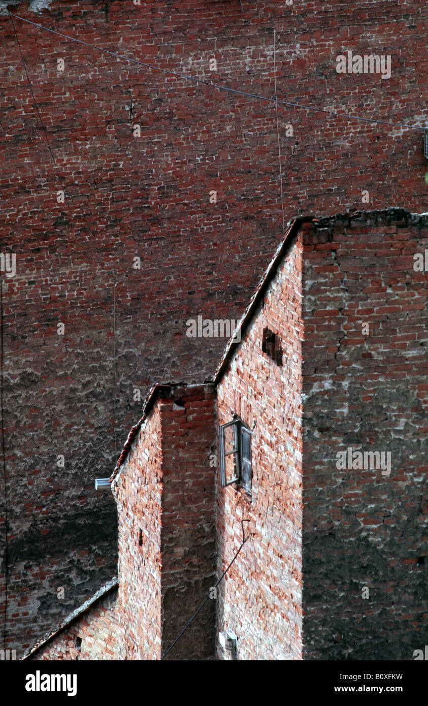 Vieux murs en briques rouges et fenêtre sur le soleil Banque D'Images