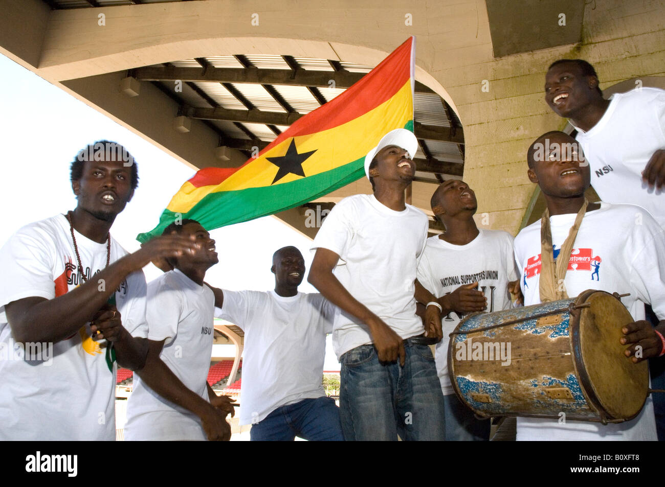 Un groupe de partisans du Ghana s Youth Sports Association célébrant en agitant le drapeau national du Ghana, Accra Banque D'Images