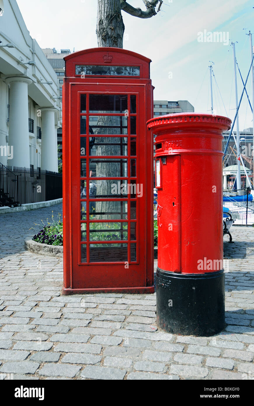 Old Post box et d'un téléphone public Banque D'Images