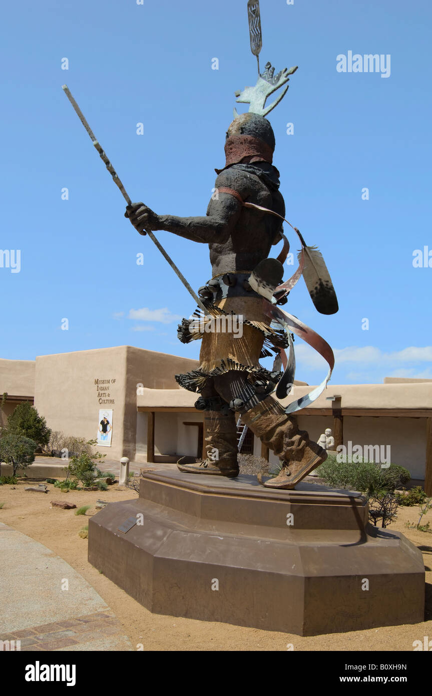Museum of Indian Arts and Culture Santa Fe New Mexico et statue d'un Apache Mountain Spirit Dancer Banque D'Images