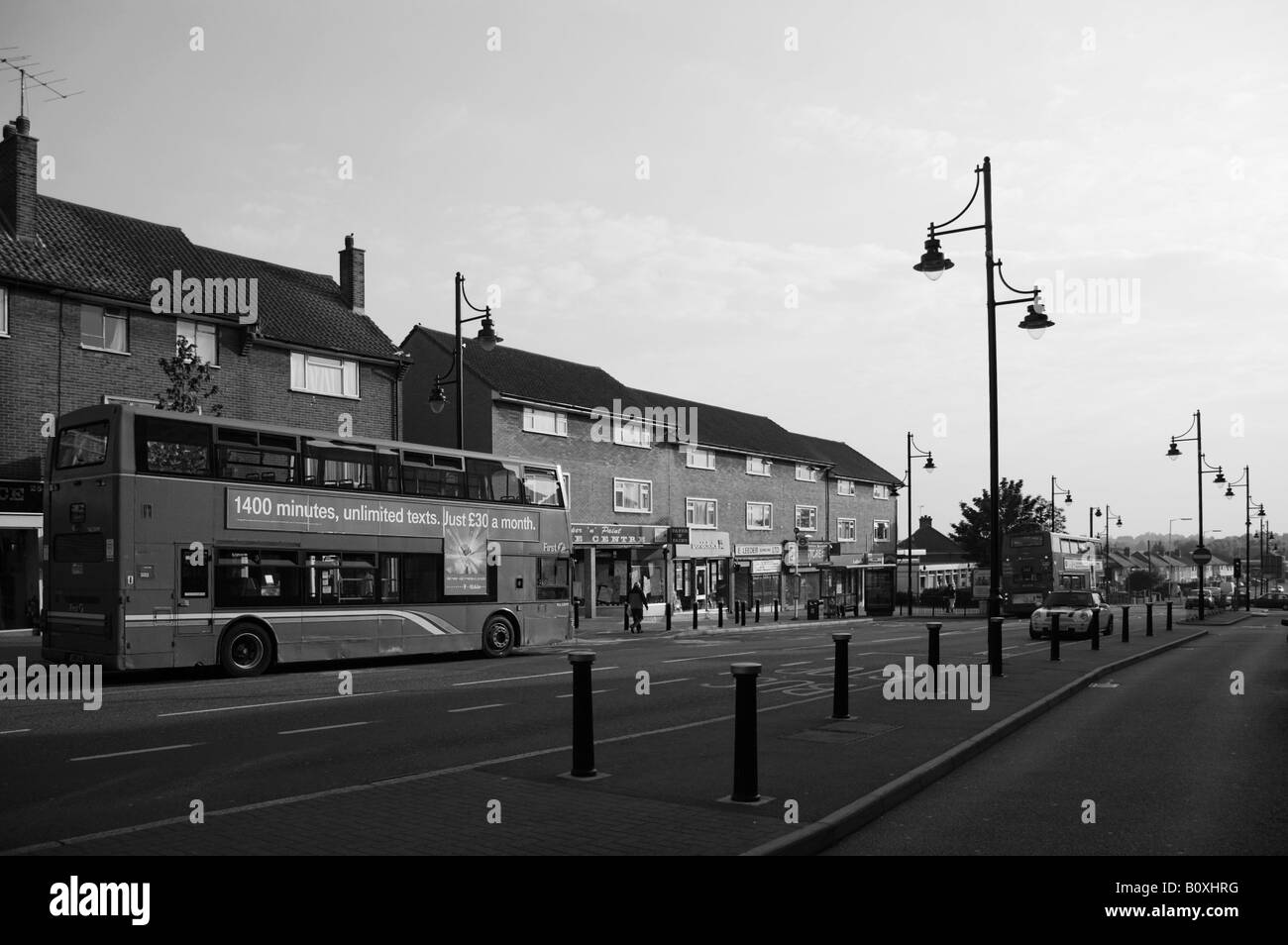 B&W construire maisons d'habitation en 40s, 50s 60s architecture, commerces et arrêt de bus à Collier Row, Romford, Essex, Angleterre, Royaume-Uni, l'UNION EUROPÉENNE Banque D'Images