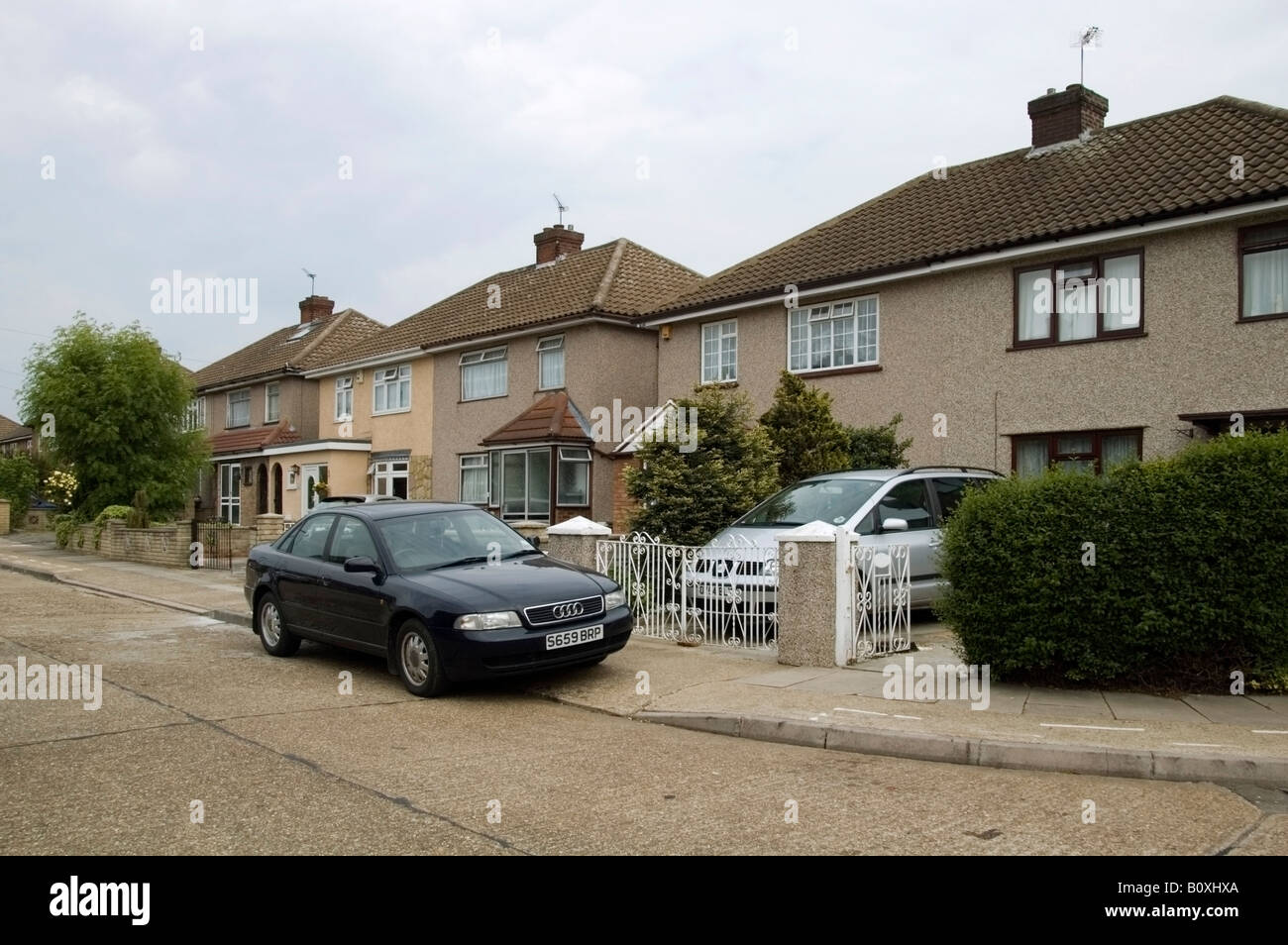 Ligne de rue résidentielle et maisons jumelées de 40s, 50s l'architecture, Collier Row, Romford, Essex, UK, FR, en Angleterre, de l'UNION EUROPÉENNE Banque D'Images