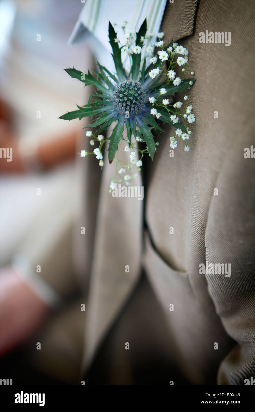 Un mans costume avec fleur Banque D'Images