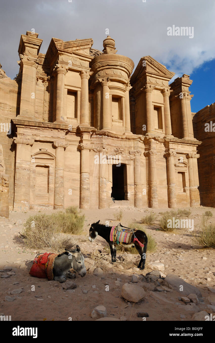 Tombeau sculpté orné rock connu comme le monastère El Deir ancienne ville nabatéenne Petra Jordanie Saoudite, ânes en face Banque D'Images