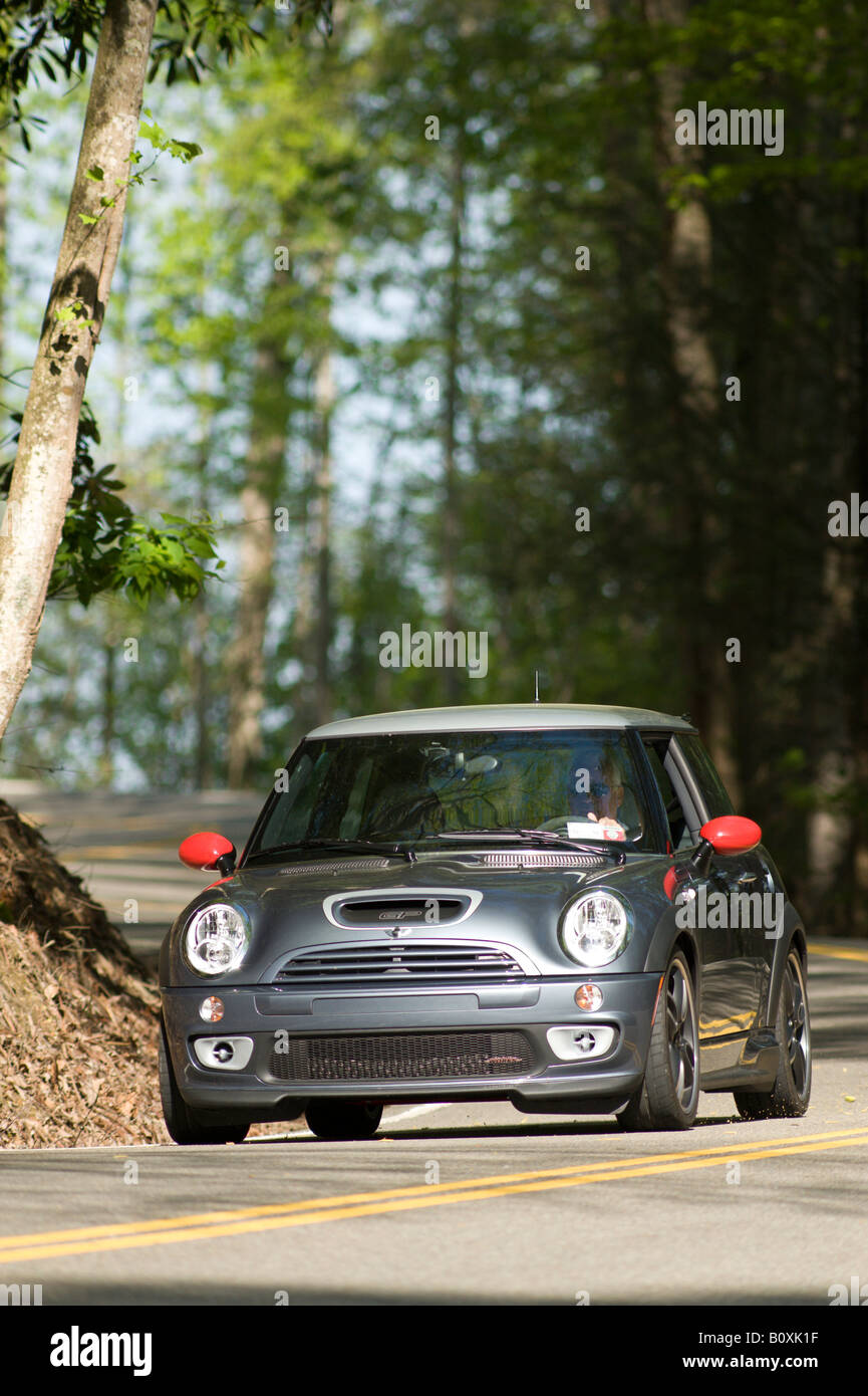 John Cooper Works GP MINI Cooper S sur une route rurale Banque D'Images