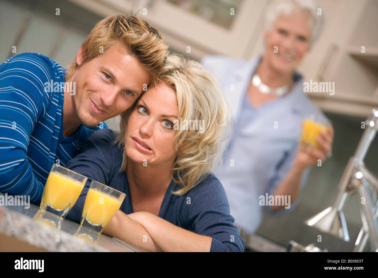 Young couple smiling Banque D'Images