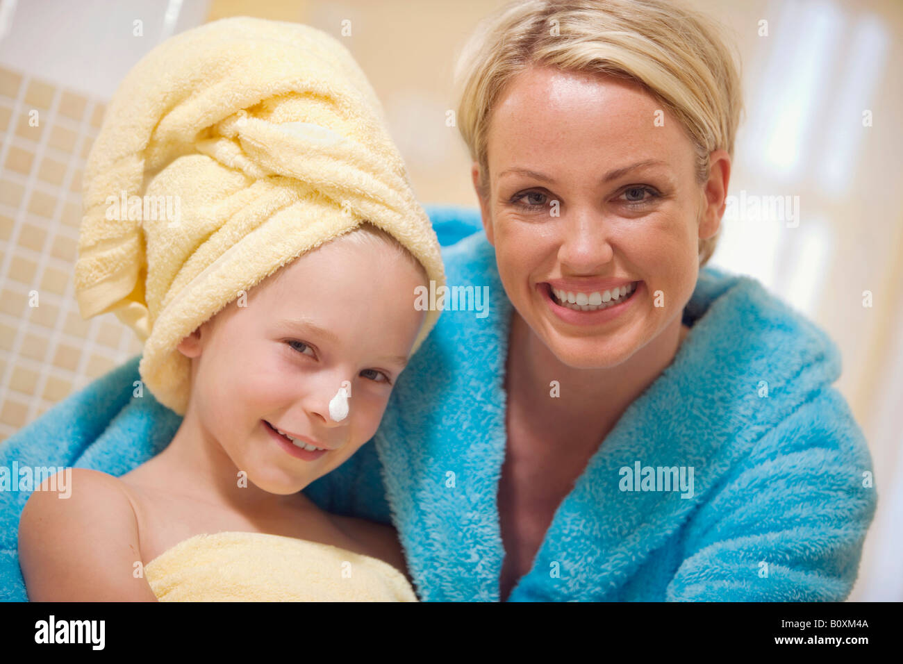 Mère et sa fille (8-9) dans la salle de bains Banque D'Images