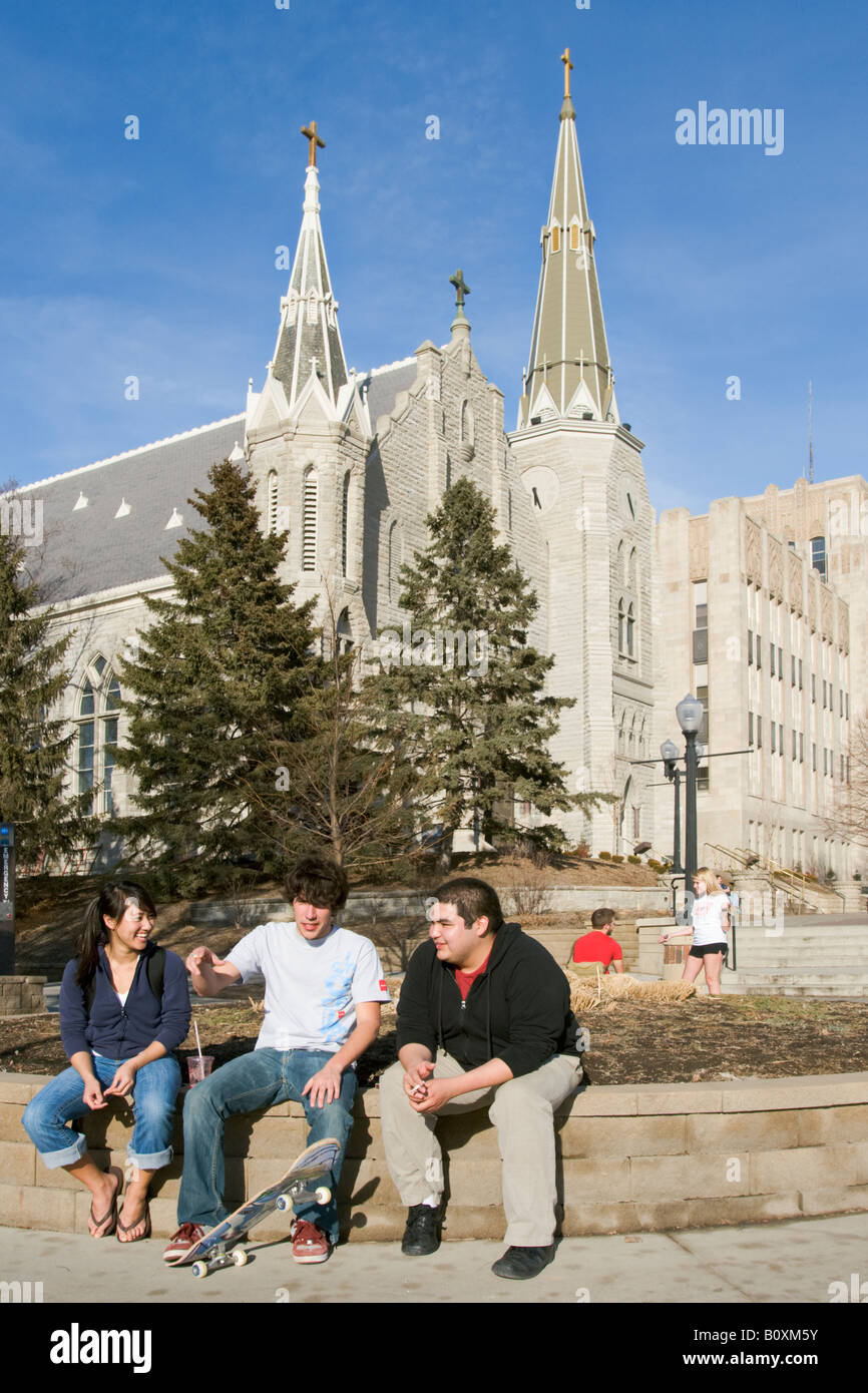 Les étudiants sur la place à l'extérieur de St. John's Parish sur le campus de l'Université Creighton Banque D'Images