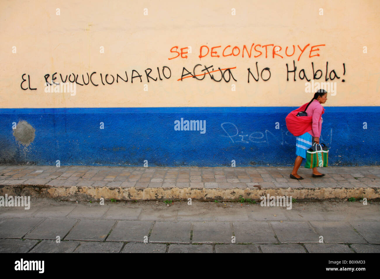 Graffiti dans San Cristobal de las Casas avec Maya femme marche passé Banque D'Images