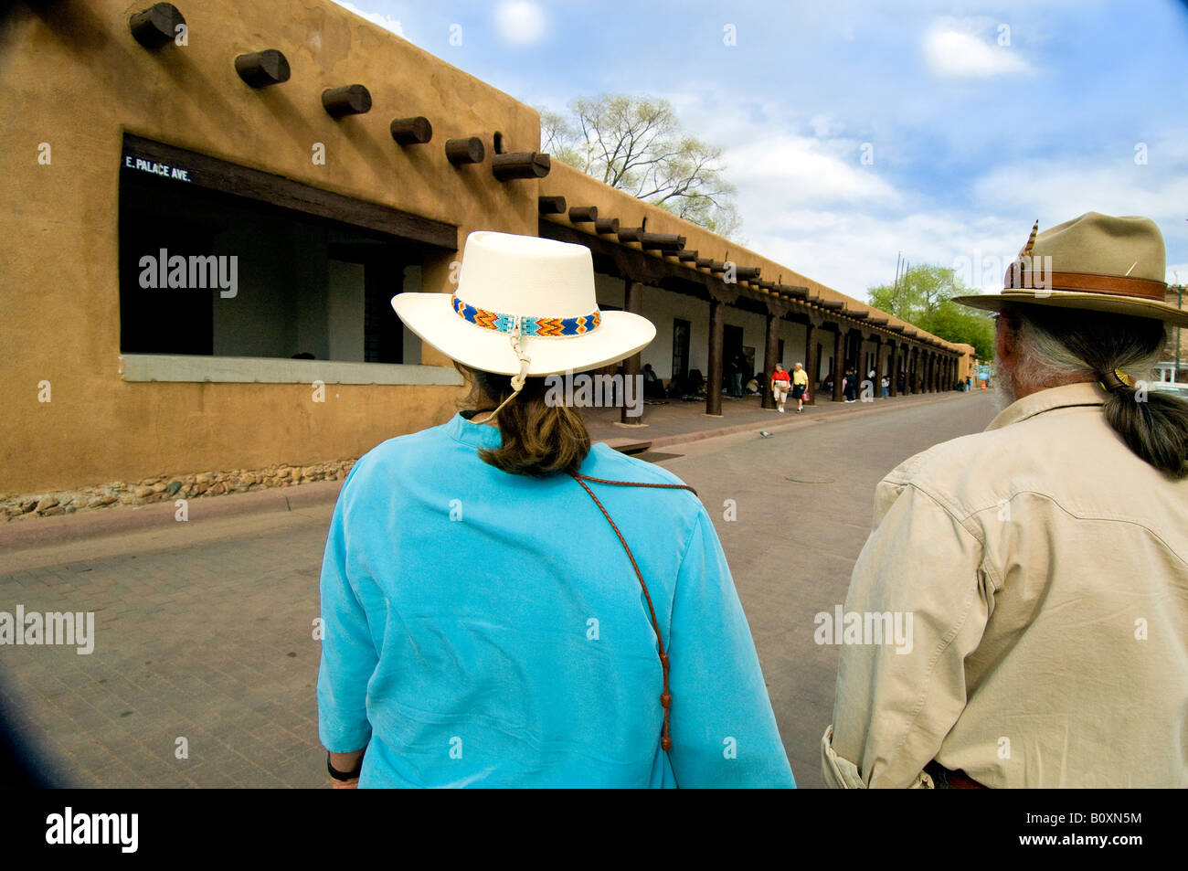 Couple dans le sud-ouest de chapeaux de style au Palais des Gouverneurs à Santa Fe New Mexico Banque D'Images