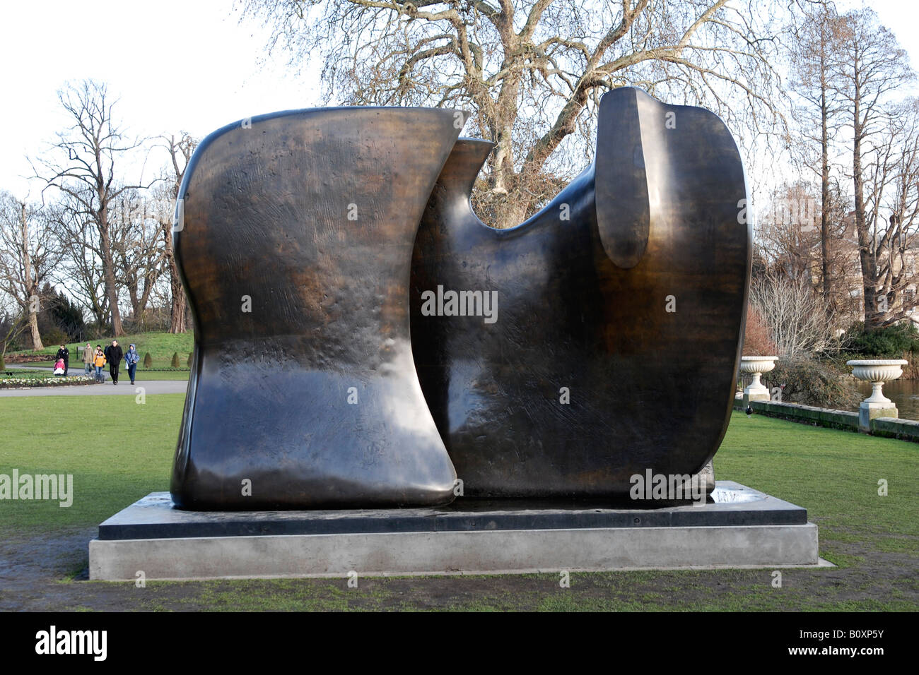 Henry Moore sculpture en bronze métal une figure en deux morceaux appelés knife edge achevé en 1965 . Banque D'Images