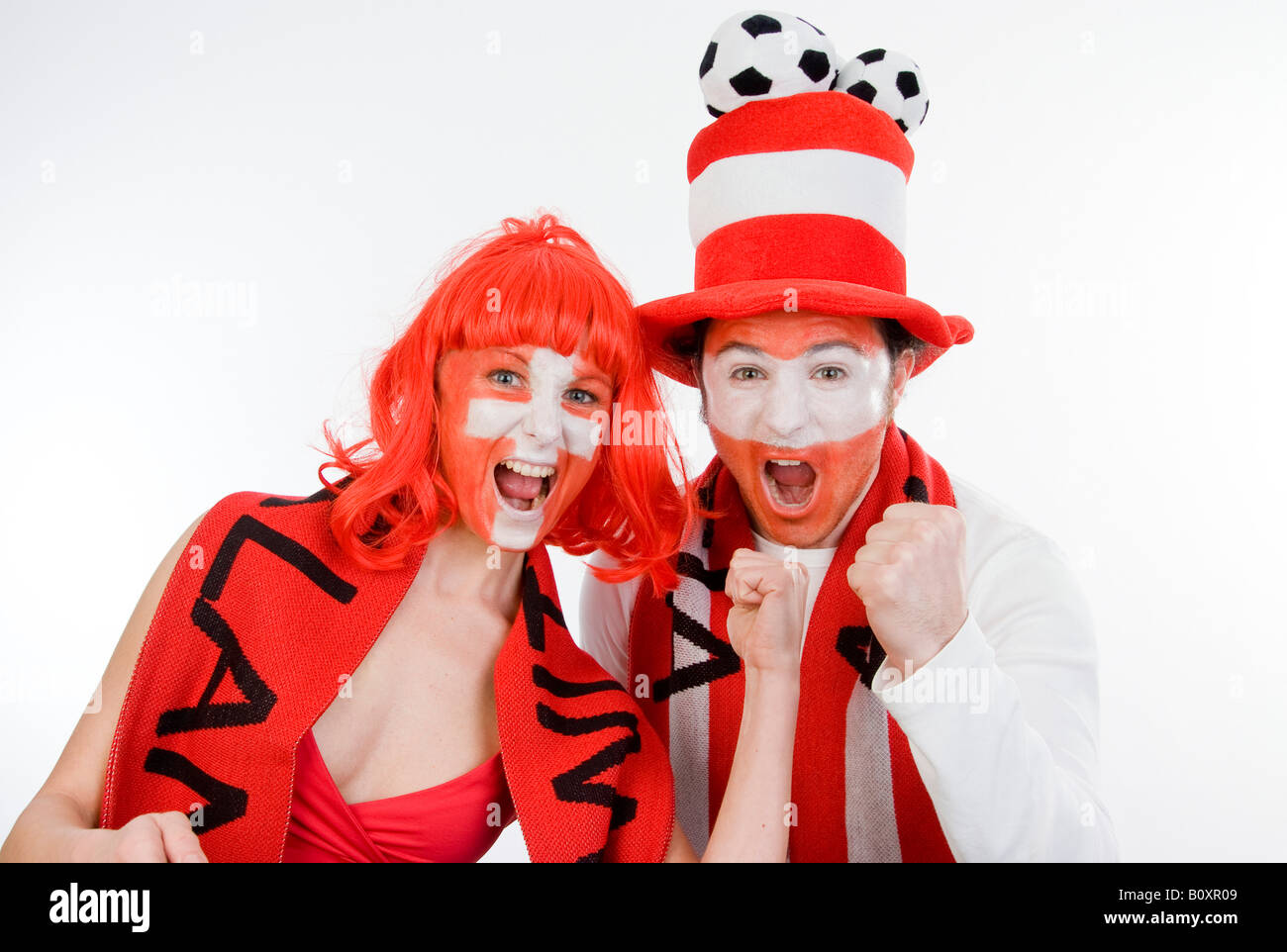 Les amateurs de football autrichien et suisse, l'EURO 2008. L'homme et de la femme avec ses poings fermés Banque D'Images