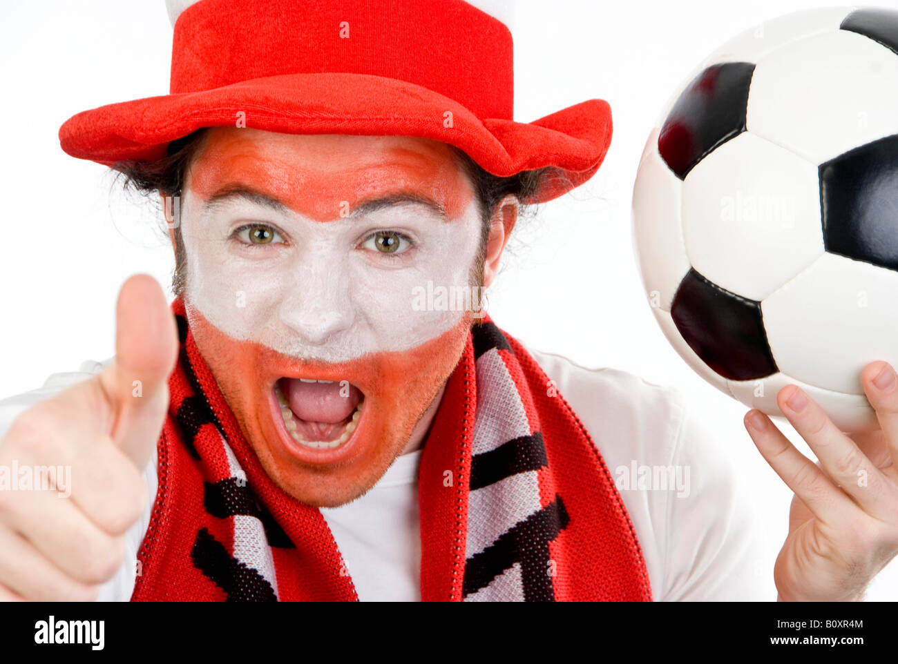 Fan de football autrichienne avec le football, faisant de thumb up Banque D'Images