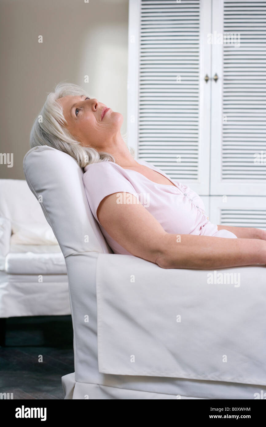 Senior woman sitting in chair, portrait Banque D'Images