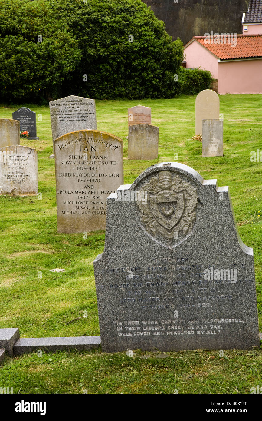 UK Angleterre Suffolk Iken St Marys cimetière trois générations de Bowater tombes familiales du lord maire de Londres Banque D'Images
