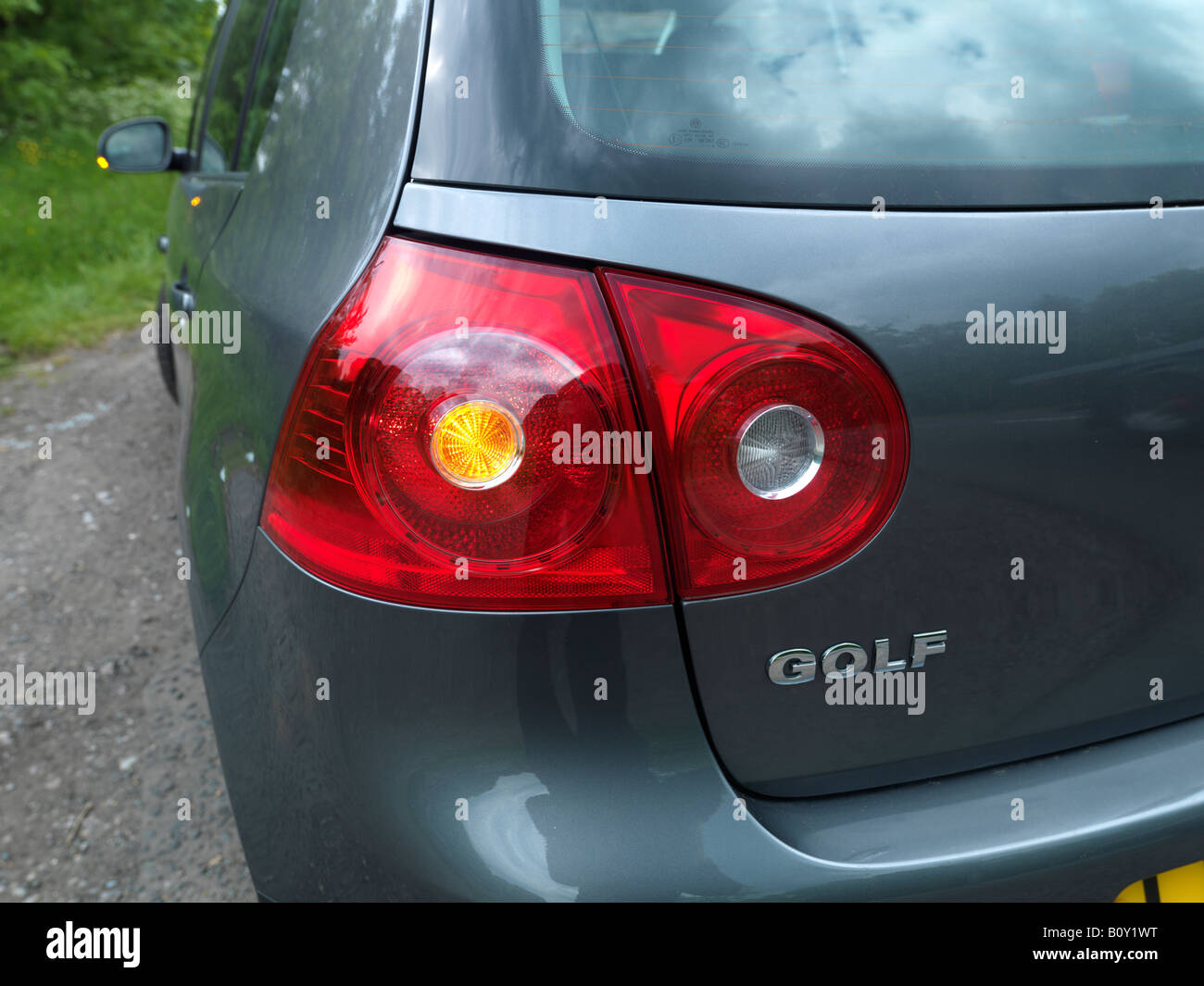 Volkswagen Golf Location de détail avec feux de détresse Banque D'Images