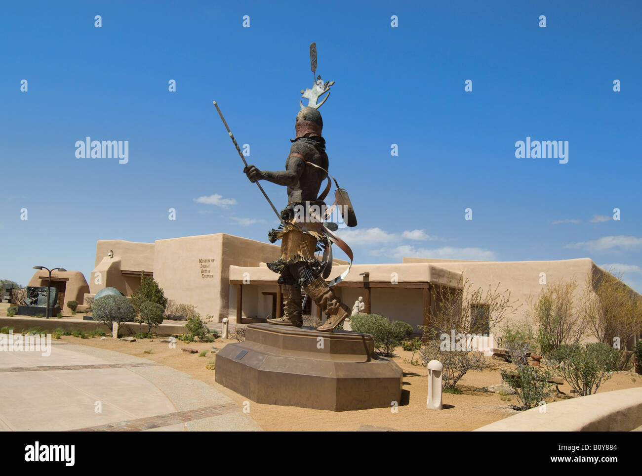 Museum of Indian Arts and Culture Santa Fe New Mexico et statue d'un Apache Mountain Spirit Dancer Banque D'Images