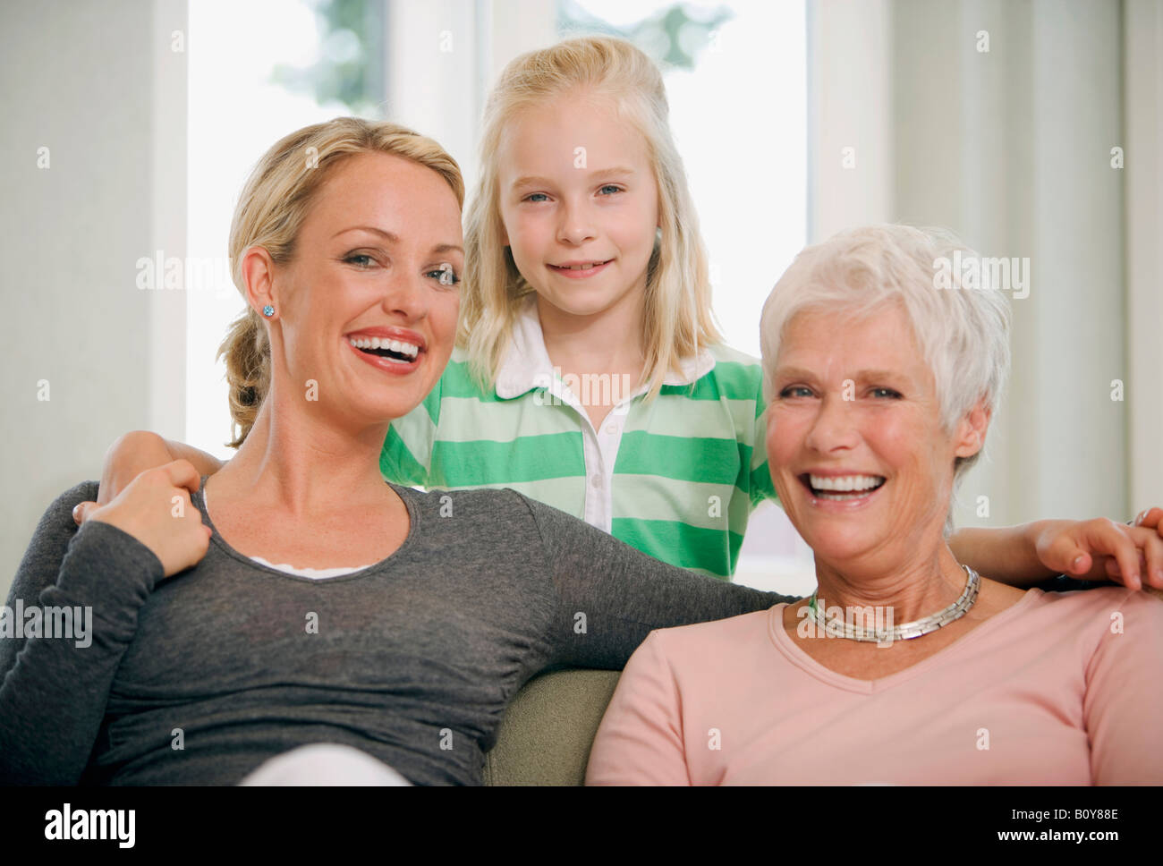 Girl (8-9) avec la mère et grand-mère dans la salle de séjour, smiling, portrait Banque D'Images