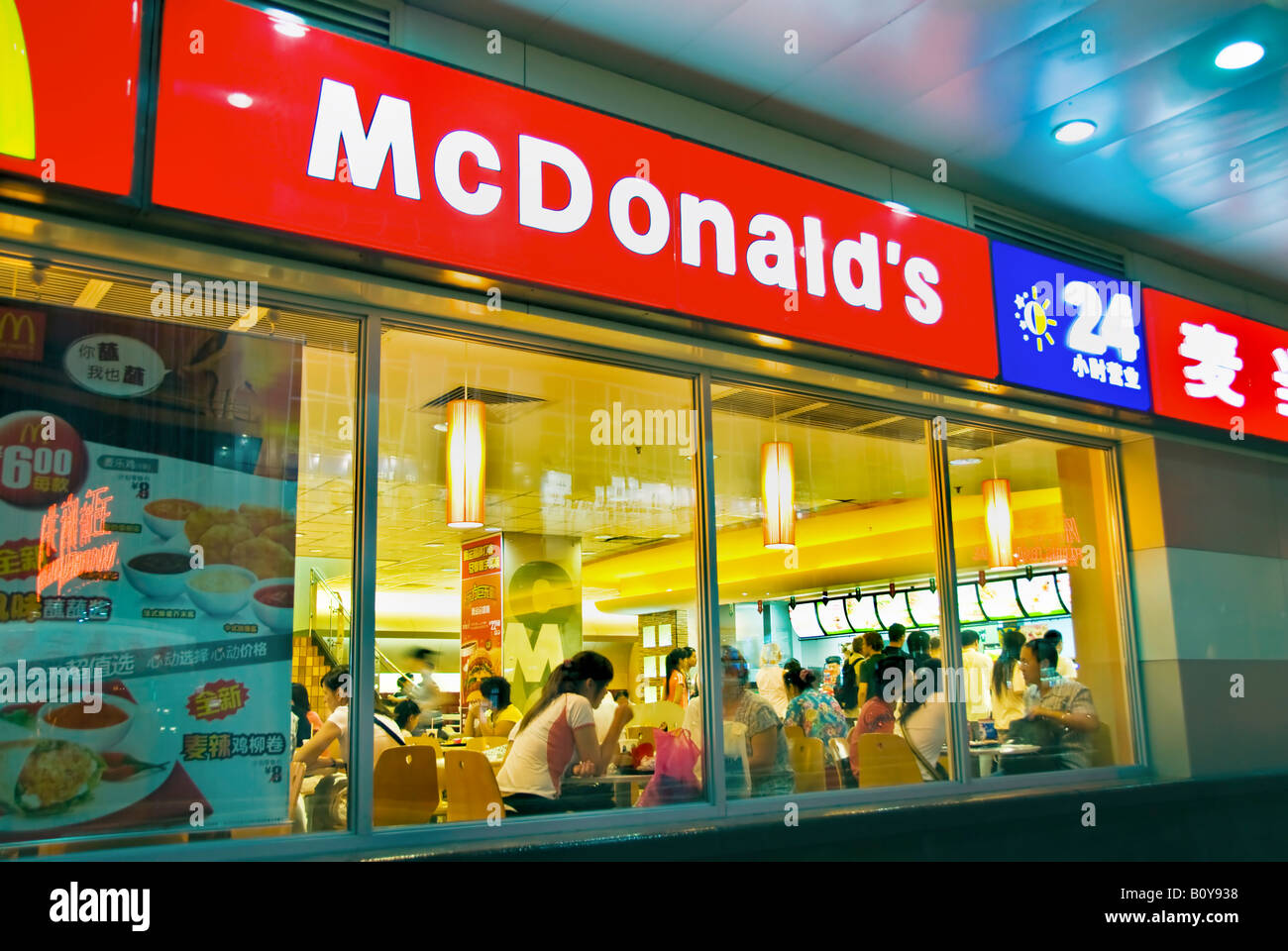 Pékin Chine, les gens, McDonald's Fast Food Restaurant de l'extérieur de la fenêtre, ouvert 24 heures de signe dans la fenêtre, la nourriture mondialisée Banque D'Images