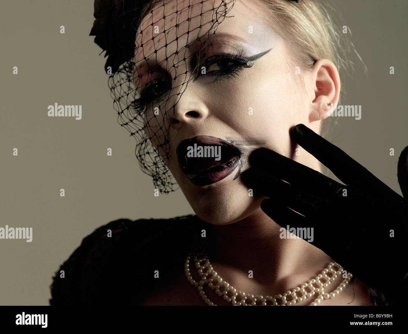 Style burlesque femme avec chapeau noir avec dentelle voile et main gantée  Photo Stock - Alamy