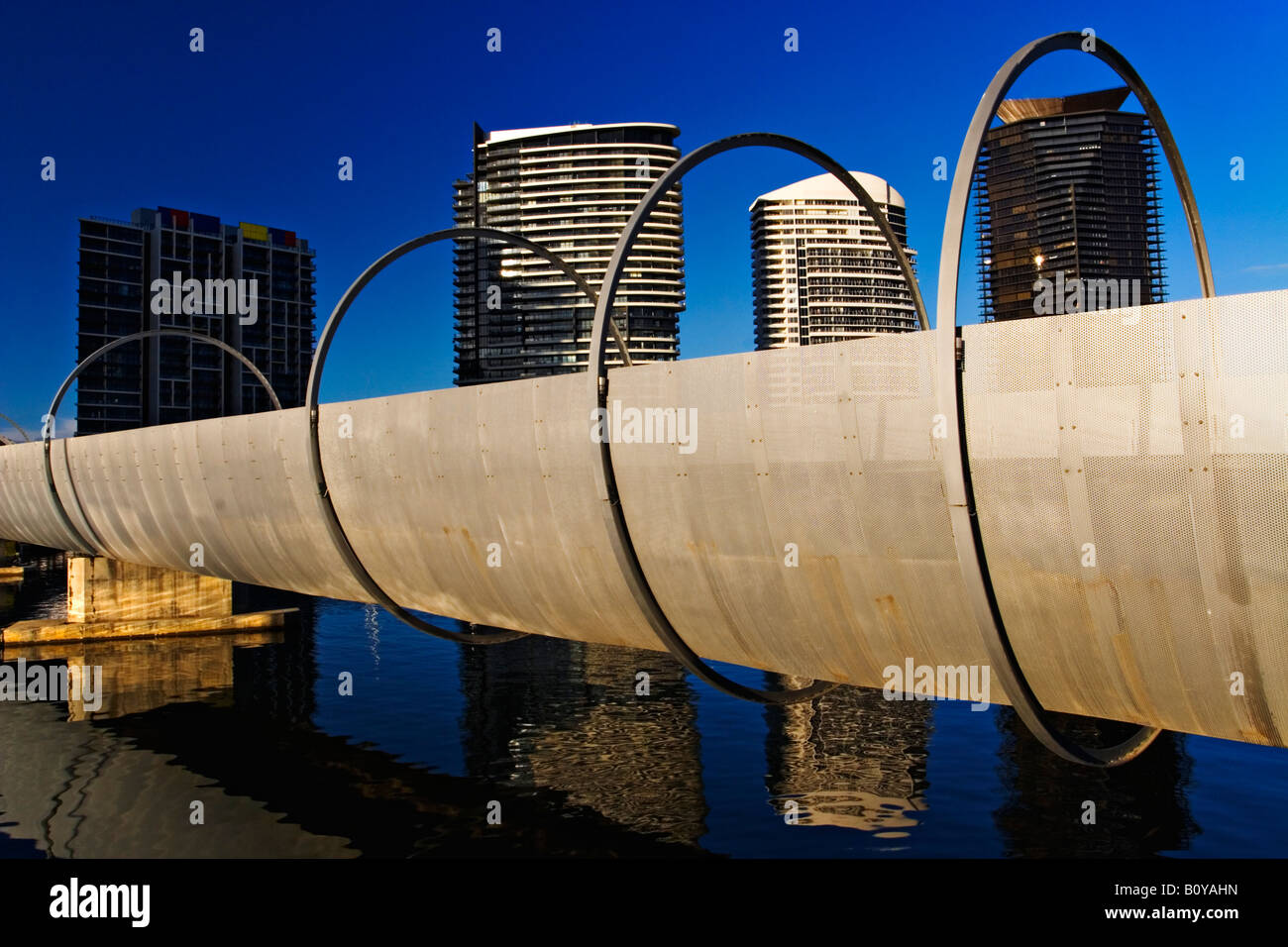 Docklands Melbourne / 'Bridge' Webb est un pont piétonnier moderne dans 'Melbourne' Docklands en Australie. Banque D'Images