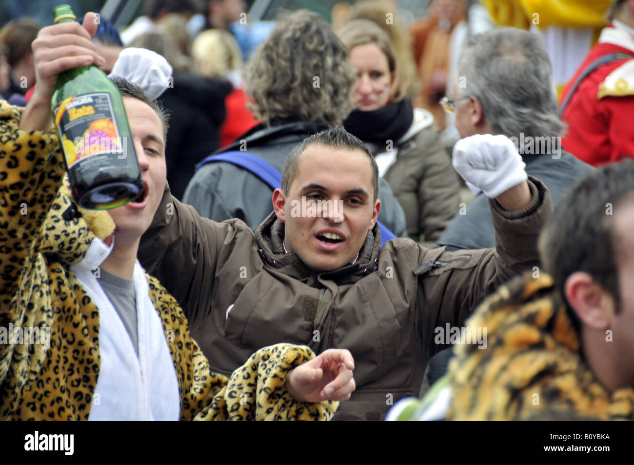 Les gens célébrant le carnaval de Cologne, Allemagne, Rhénanie du Nord-Westphalie Banque D'Images