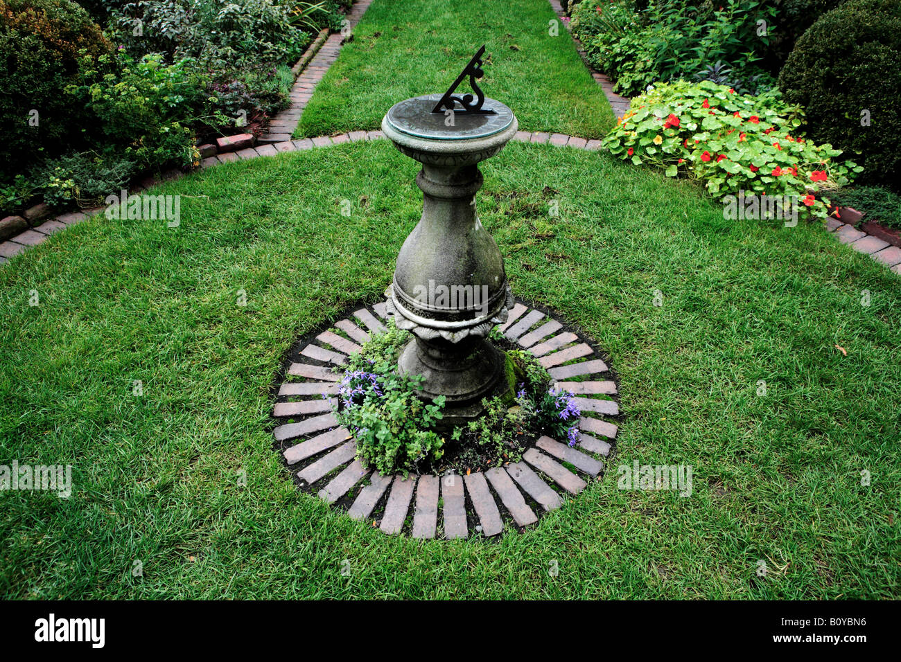 Cadran solaire SUR UN SOCLE EN PIERRE DANS LE JARDIN SHAKESPEARE CONÇU PAR JENS JENSEN ET FONDÉE EN 1915 DANS LA BANLIEUE NORD DE CHICAGO Banque D'Images