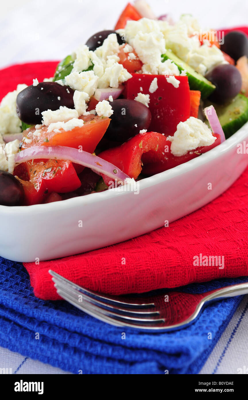 Salade grecque avec fromage feta et olives noires kalamata Banque D'Images