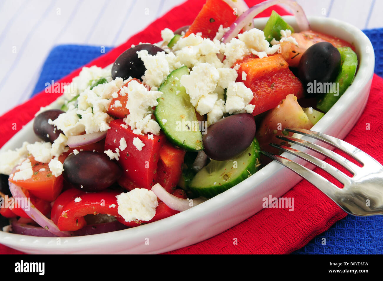 Salade grecque avec fromage feta et olives noires kalamata Banque D'Images