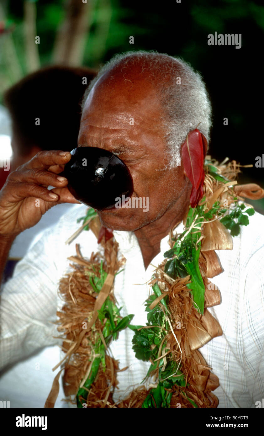 L'aîné des Fidji-village le kava, boisson traditionnelle Fidji Banque D'Images