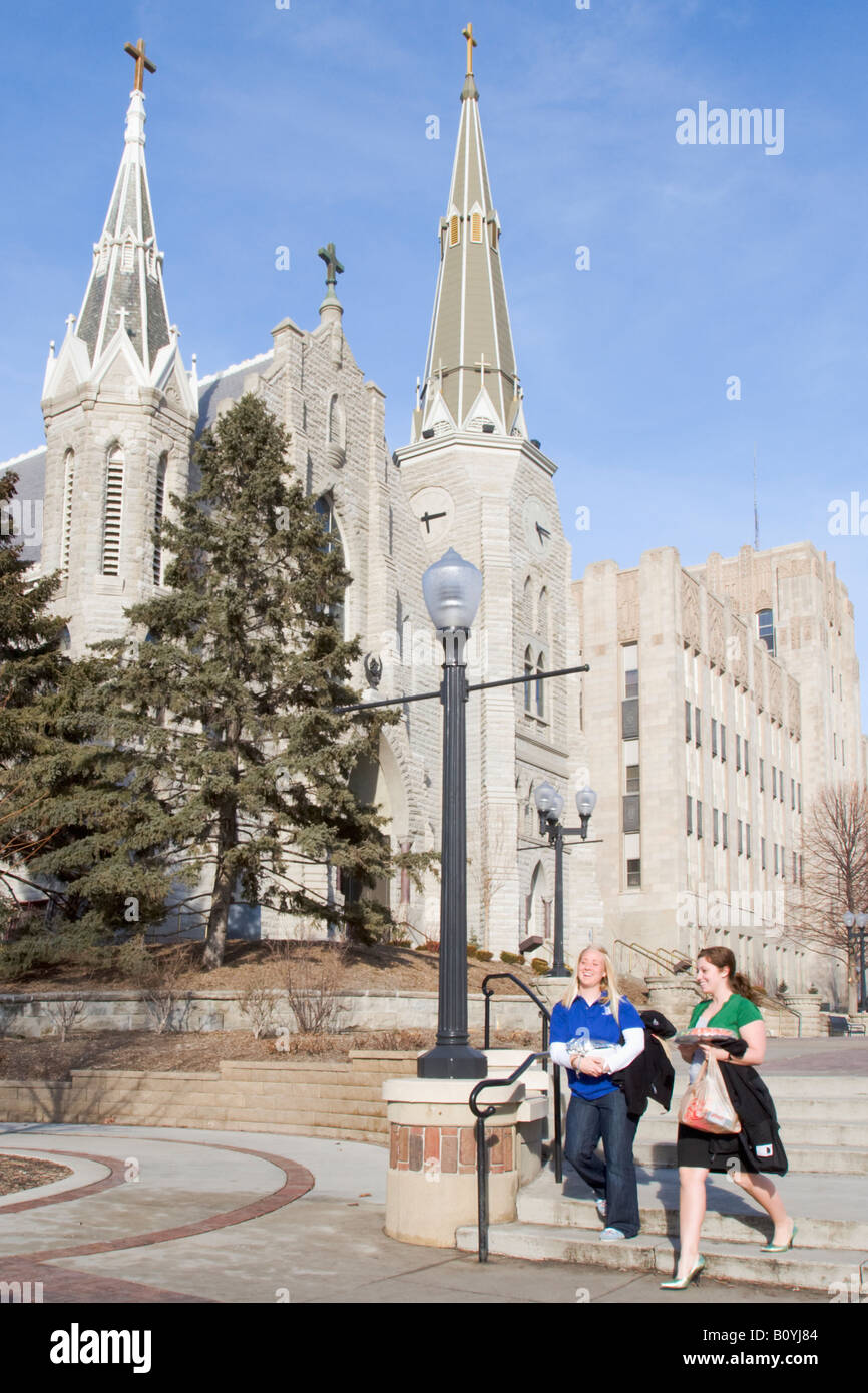 Les étudiants sur la place à l'extérieur de St. John's Parish sur le campus de l'Université Creighton Banque D'Images