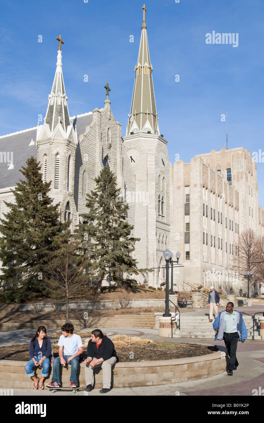 Les étudiants sur la place à l'extérieur de St. John's Parish sur le campus de l'Université Creighton Banque D'Images